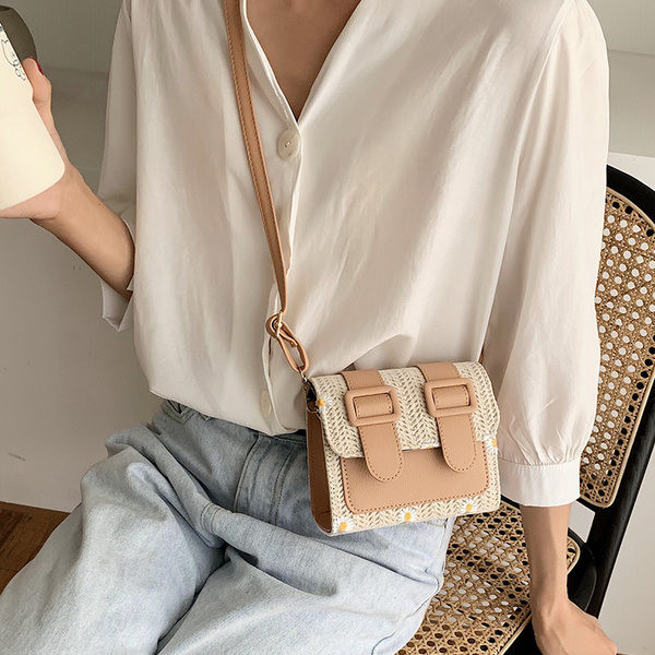 Mūsdienīga sieviešu soma mazā izmērā ar sprādzi un krāsainu rotājumu