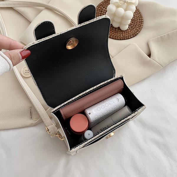 Mūsdienīga sieviešu soma mazā izmērā ar sprādzi un krāsainu rotājumu