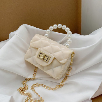 Μικρή γυναικεία τσάντα με μεταλλικό κούμπωμα και κοντή λαβή από πέρλες