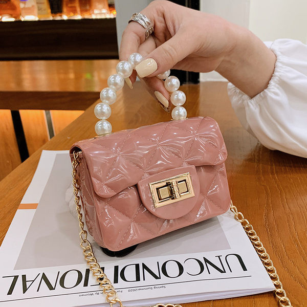 Μικρή γυναικεία τσάντα με μεταλλικό κούμπωμα και κοντή λαβή από πέρλες