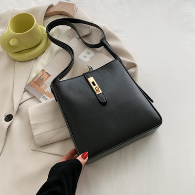 Μικρή τετράγωνη τσάντα από οικολογικό δέρμα με μεταλλική στερέωση