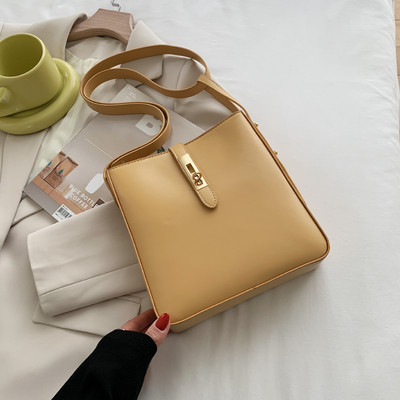 Μικρή τετράγωνη τσάντα από οικολογικό δέρμα με μεταλλική στερέωση