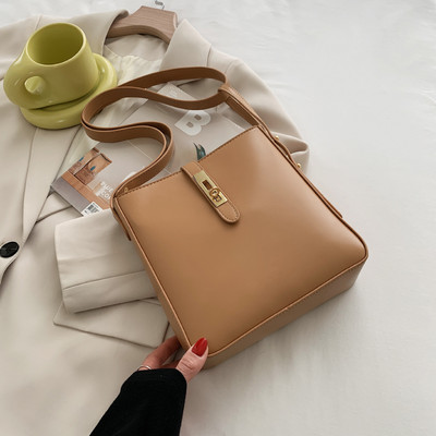 Μικρή τετράγωνη τσάντα από οικολογικό δέρμα με μεταλλική στερέωση