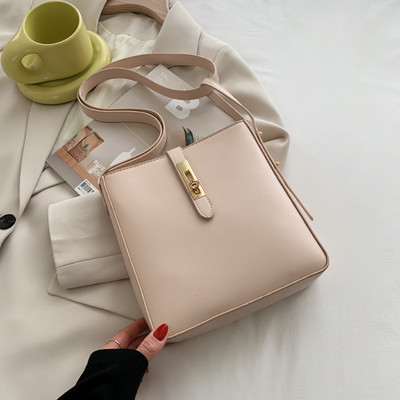 Μικρή τετράγωνη τσάντα από οικολογικό δέρμα με μεταλλική στερέωση