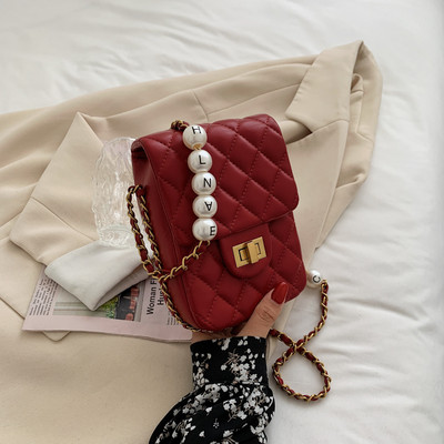 Μικρή καπιτονέ τσάντα με  διακόσμηση από πέρλες