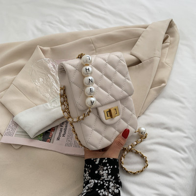 Μικρή καπιτονέ τσάντα με  διακόσμηση από πέρλες