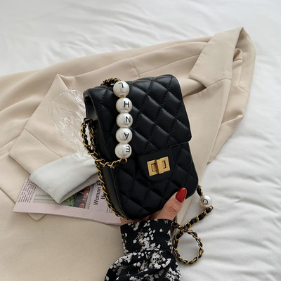 Μικρή καπιτονέ τσάντα με  διακόσμηση από πέρλες