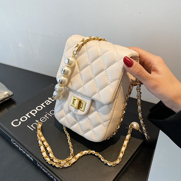 Μικρή καπιτονέ τσάντα με  διακόσμηση από πέρλες