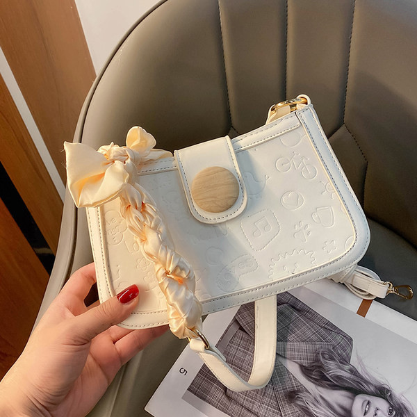 Sieviešu ādas soma ar metāla aizdari un lenti