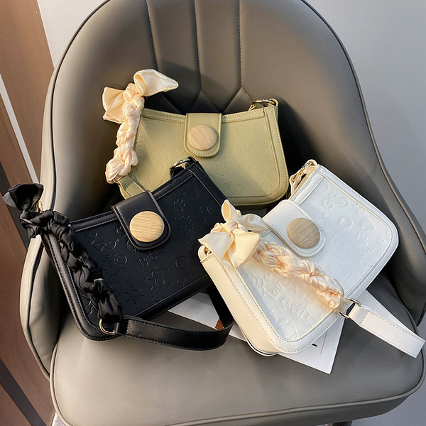 Sieviešu ādas soma ar metāla aizdari un lenti