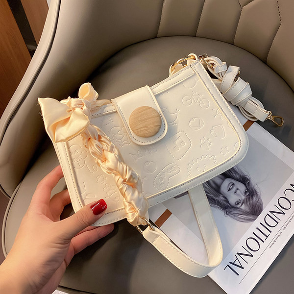 Sieviešu ādas soma ar metāla aizdari un lenti