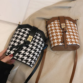 Κομψή μικρή τσάντα με μεταλλική πόρπη και μακριά λαβή