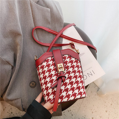 Κομψή μικρή τσάντα με μεταλλική πόρπη και μακριά λαβή