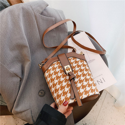 Κομψή μικρή τσάντα με μεταλλική πόρπη και μακριά λαβή