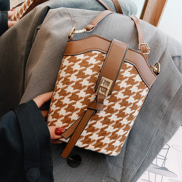 Κομψή μικρή τσάντα με μεταλλική πόρπη και μακριά λαβή