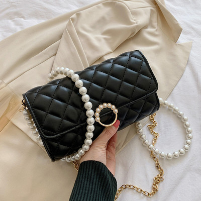 Γυναικεία καπιτονέ τσάντα με μακρύ λαβή από πέρλες 