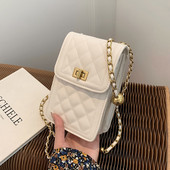 Sieviešu ādas soma ar garu rokturi un metāla elementu