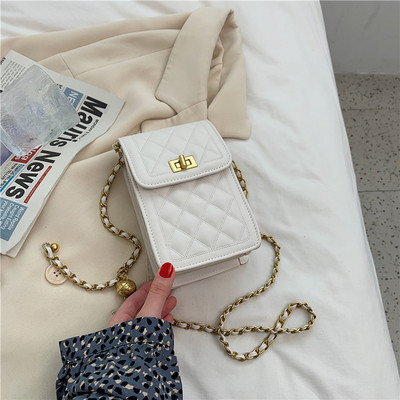 Sieviešu ādas soma ar garu rokturi un metāla elementu