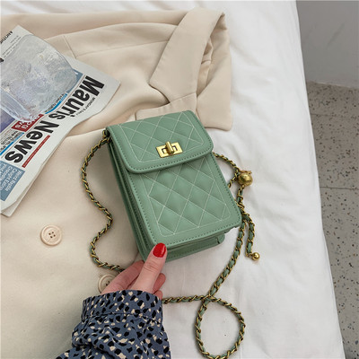 Sieviešu ādas soma ar garu rokturi un metāla elementu