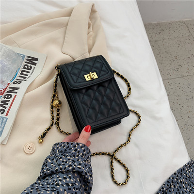 Sieviešu ādas soma ar garu rokturi un metāla elementu