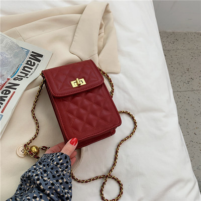 Sieviešu ādas soma ar garu rokturi un metāla elementu