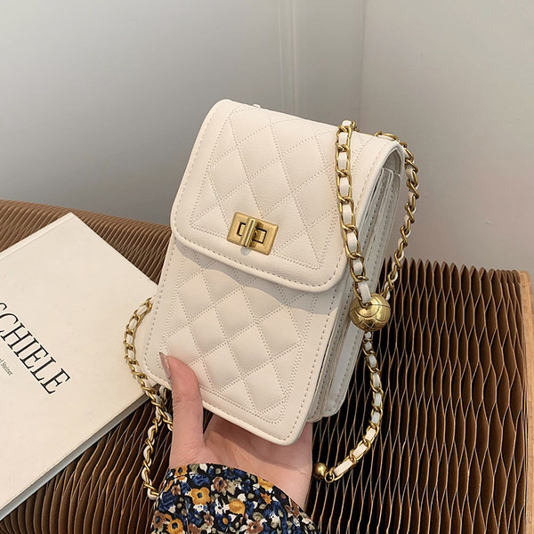 Sieviešu ādas soma ar garu rokturi un metāla elementu