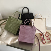 Sieviešu kvadrātveida soma ar reljefu ādu