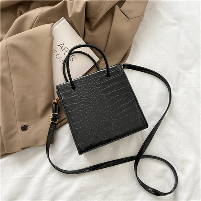 Sieviešu kvadrātveida soma ar reljefu ādu