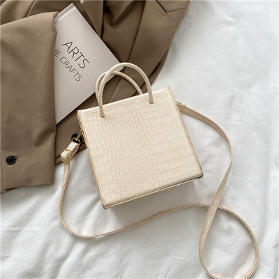 Sieviešu kvadrātveida soma ar reljefu ādu