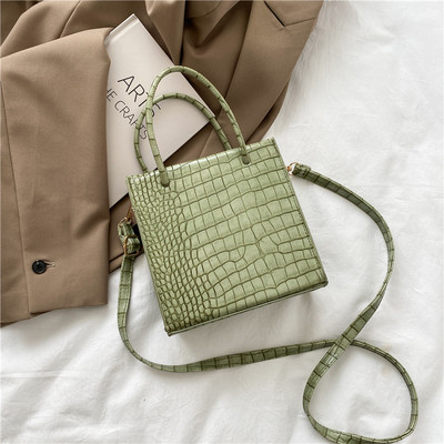 Sieviešu kvadrātveida soma ar reljefu ādu