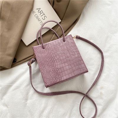 Sieviešu kvadrātveida soma ar reljefu ādu