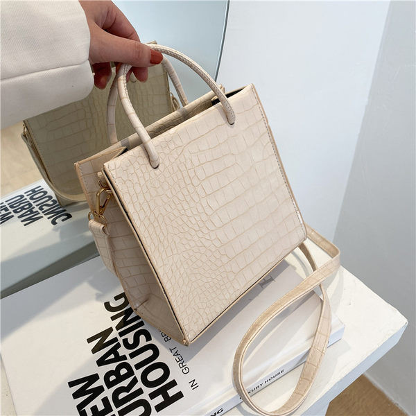 Sieviešu kvadrātveida soma ar reljefu ādu