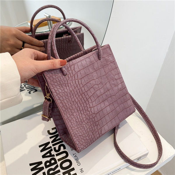 Sieviešu kvadrātveida soma ar reljefu ādu