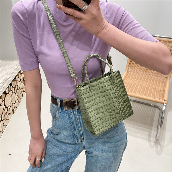 Sieviešu kvadrātveida soma ar reljefu ādu