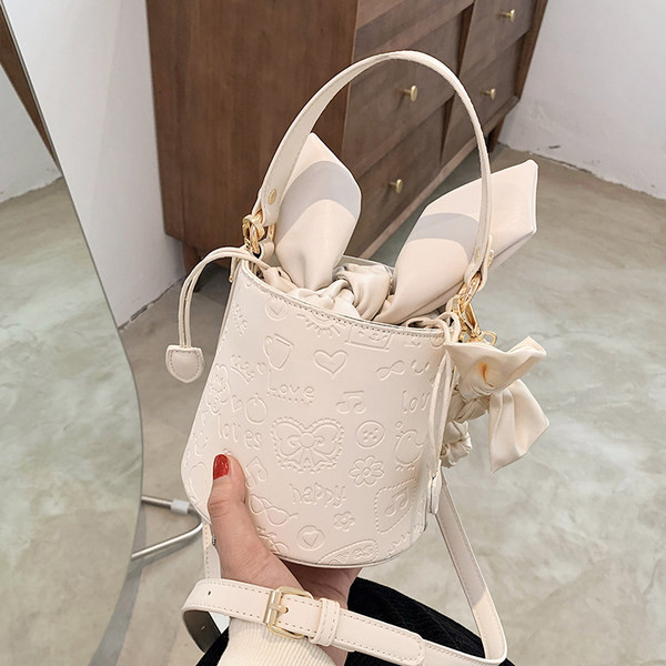 Γυναικεία τσάντα νέο μοντέλο με κορδέλα και μακριά λαβή