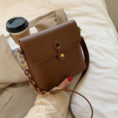 Γυναικεία έκο δερμάτινη τσάντα με μακριά λαβή και αλυσίδα