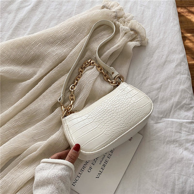 Γυναικεία καθημερινή τσάντα με μεταλλική αλυσίδα και ανάγλυφο δέρμα