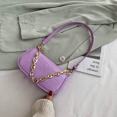 Γυναικεία καθημερινή τσάντα με μεταλλική αλυσίδα και ανάγλυφο δέρμα