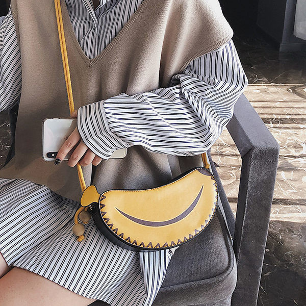 Γυναικεία έκο δερμάτινη τσάντα με φερμουάρ και μενταγιόν