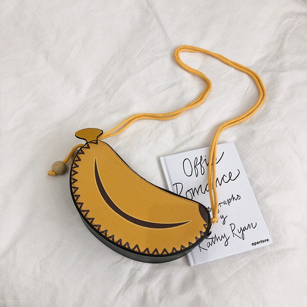 Γυναικεία έκο δερμάτινη τσάντα με φερμουάρ και μενταγιόν