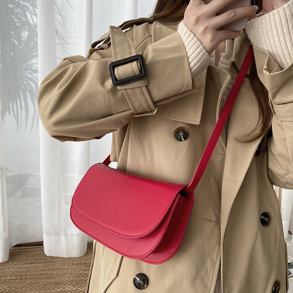 Γυναικεία τσάντα ώμου νέου μοντέλου από οικολογικό δέρμα σε κόκκινο και μαύρο χρώμα