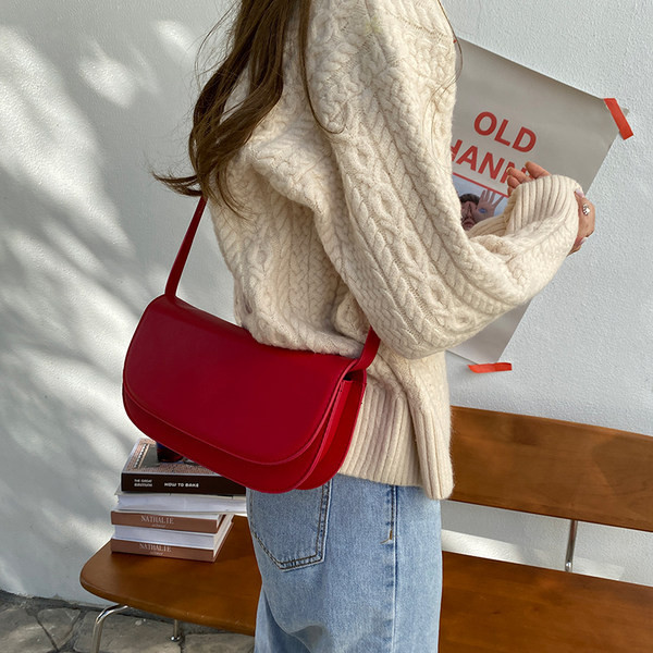 Γυναικεία τσάντα ώμου νέου μοντέλου από οικολογικό δέρμα σε κόκκινο και μαύρο χρώμα