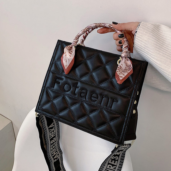 Sieviešu ādas soma ar gariem un īsiem rokturiem