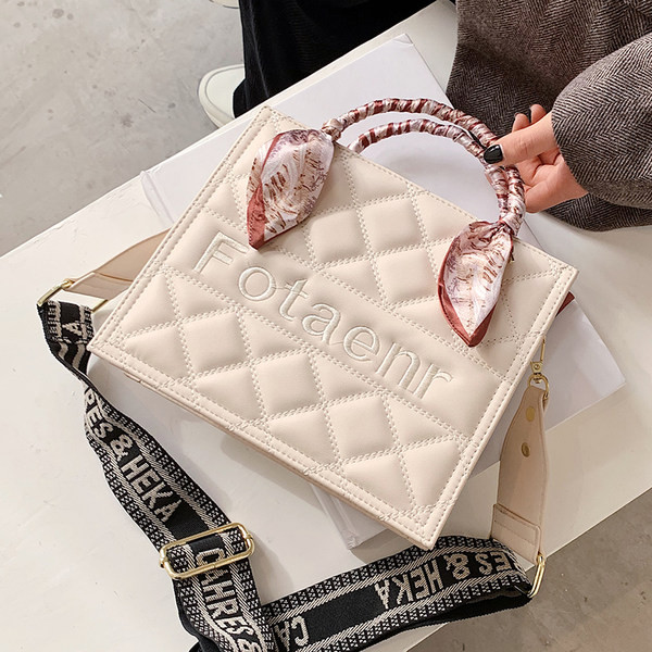 Sieviešu ādas soma ar gariem un īsiem rokturiem