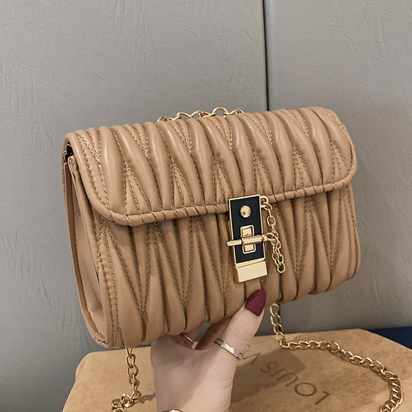 Νέο μοντέλο γυναικεία έκο δερμάτινη τσάντα με μεταλλικές λαβές και αγκράφα