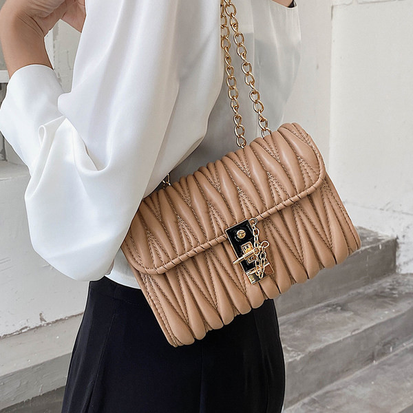 Νέο μοντέλο γυναικεία έκο δερμάτινη τσάντα με μεταλλικές λαβές και αγκράφα