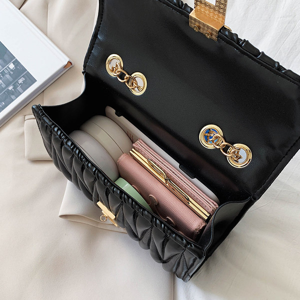 Νέο μοντέλο γυναικεία έκο δερμάτινη τσάντα με μεταλλικές λαβές και αγκράφα