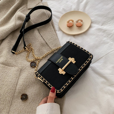 Καθημερινή γυναικεία τσάντα με αγκράφα και επιγραφή