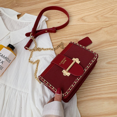 Καθημερινή γυναικεία τσάντα με αγκράφα και επιγραφή