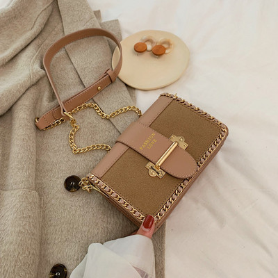 Καθημερινή γυναικεία τσάντα με αγκράφα και επιγραφή